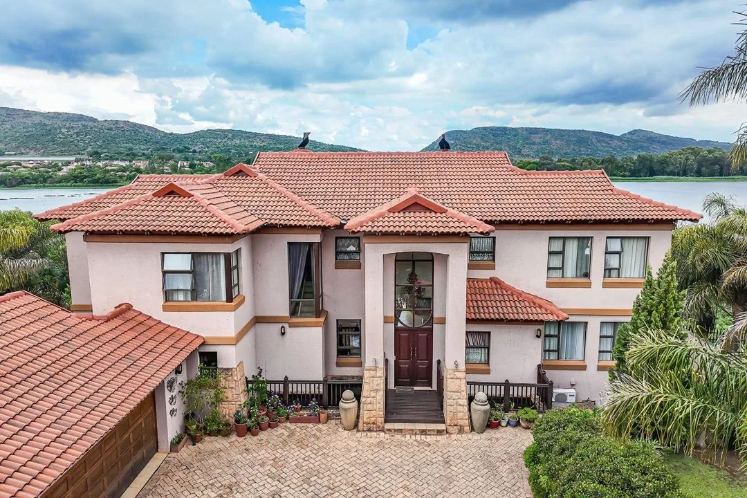 6 Bedroom House for sale in Birdwood Estate