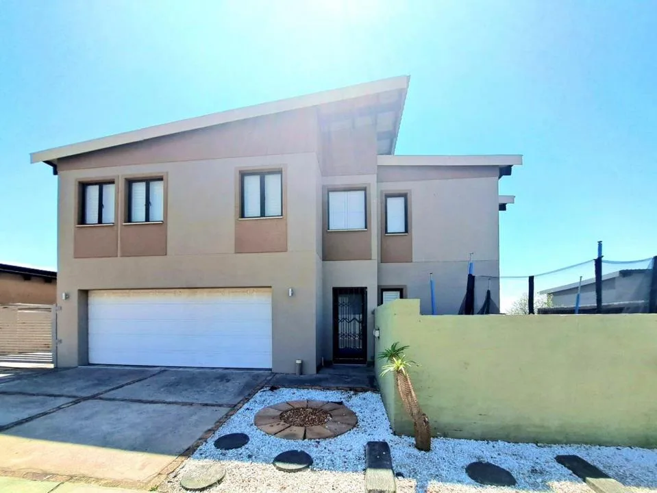 4 Bedroom House for sale in Geelhoutpark