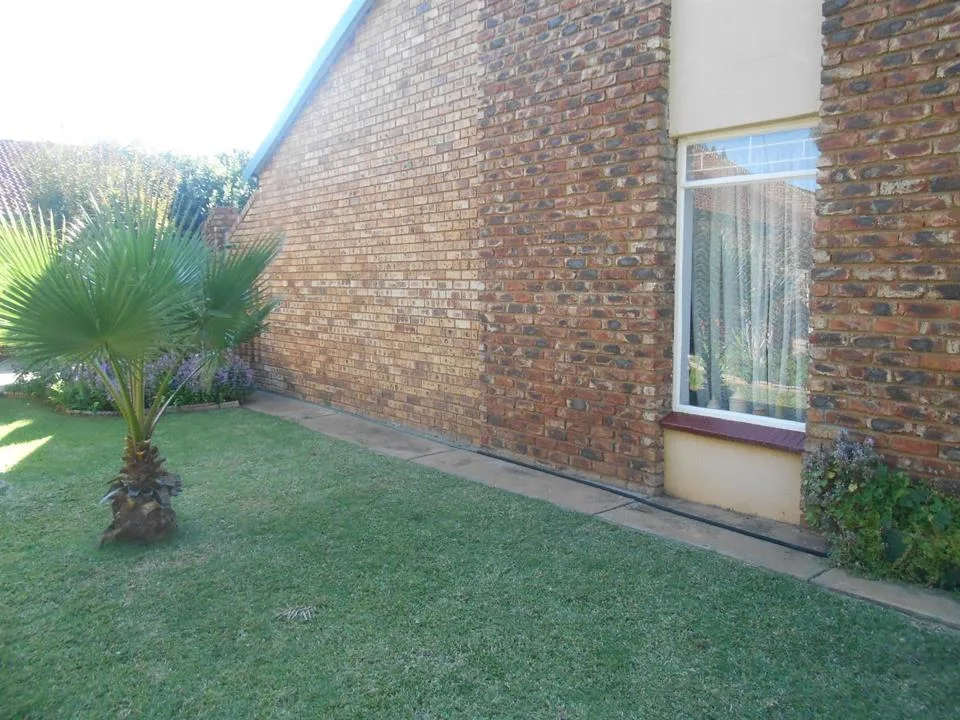 2 Bedroom Townhouse for sale in Doringkruin
