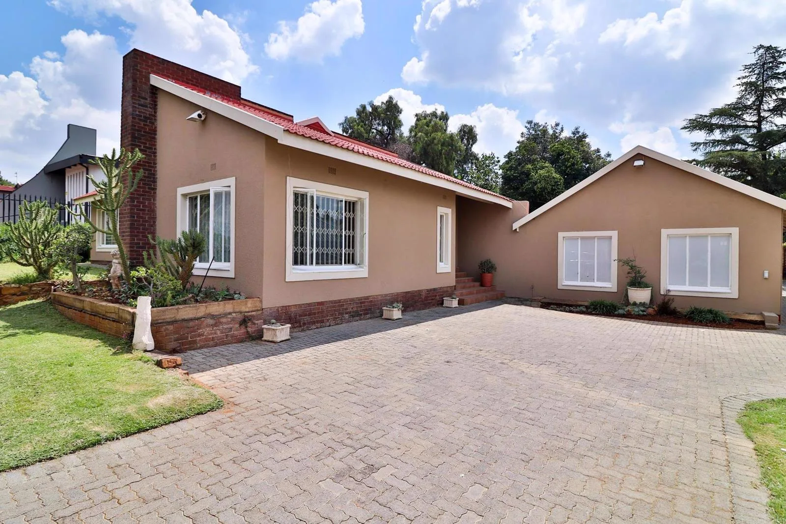 225 m² Commercial space in South Crest