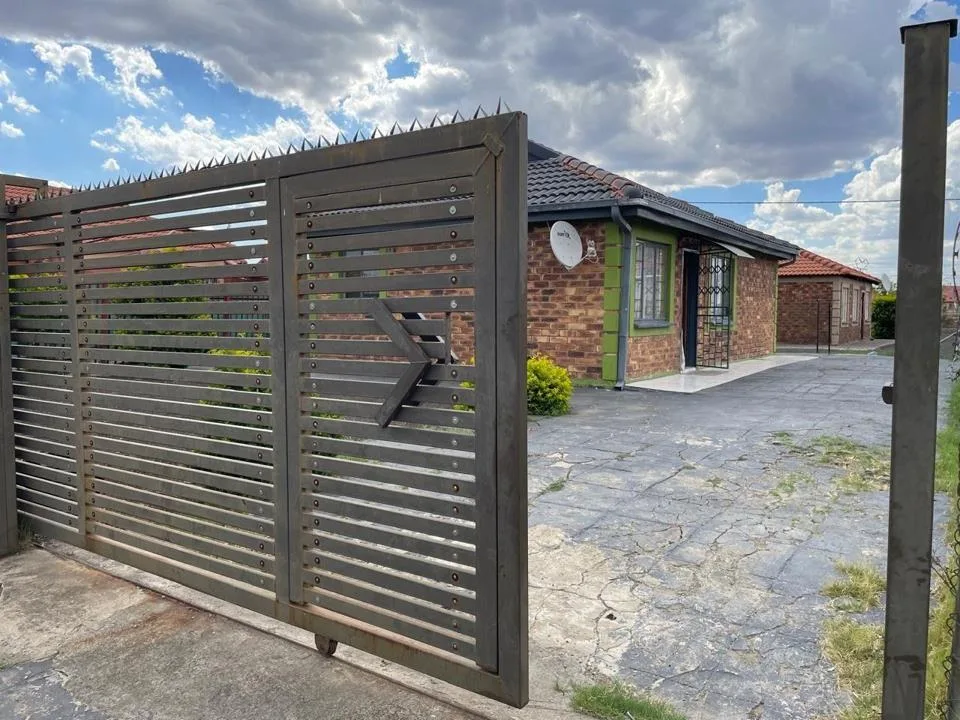3 Bedroom House for sale in Seraleng
