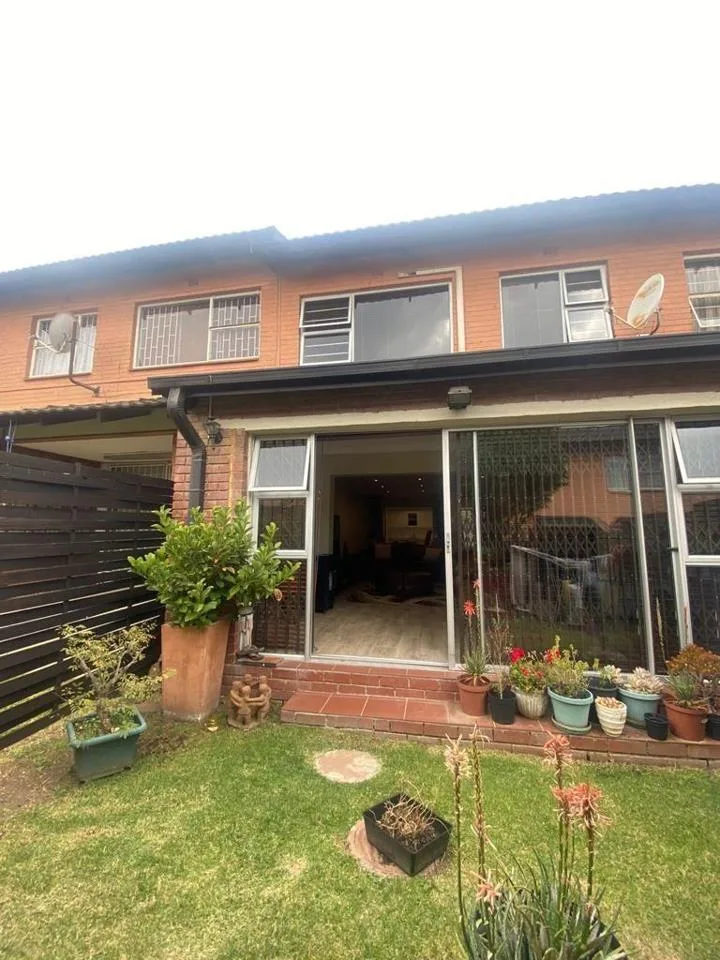 2 Bedroom House to rent in Bedford Gardens