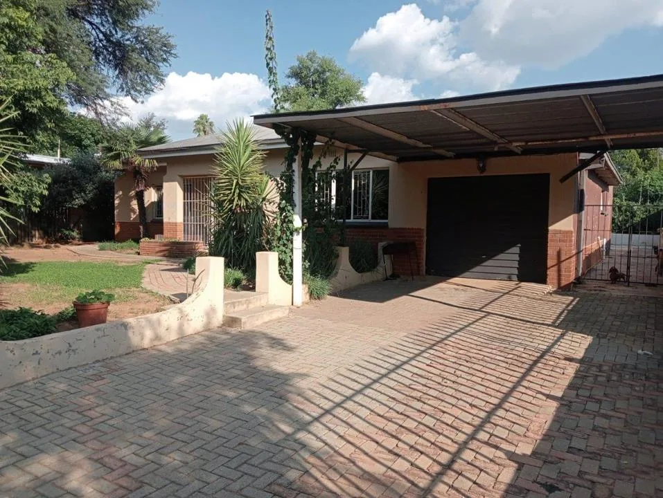 4 Bedroom House for sale in Roosheuwel