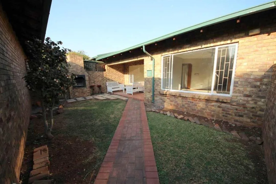2 Bedroom House to rent in Die Hoewes