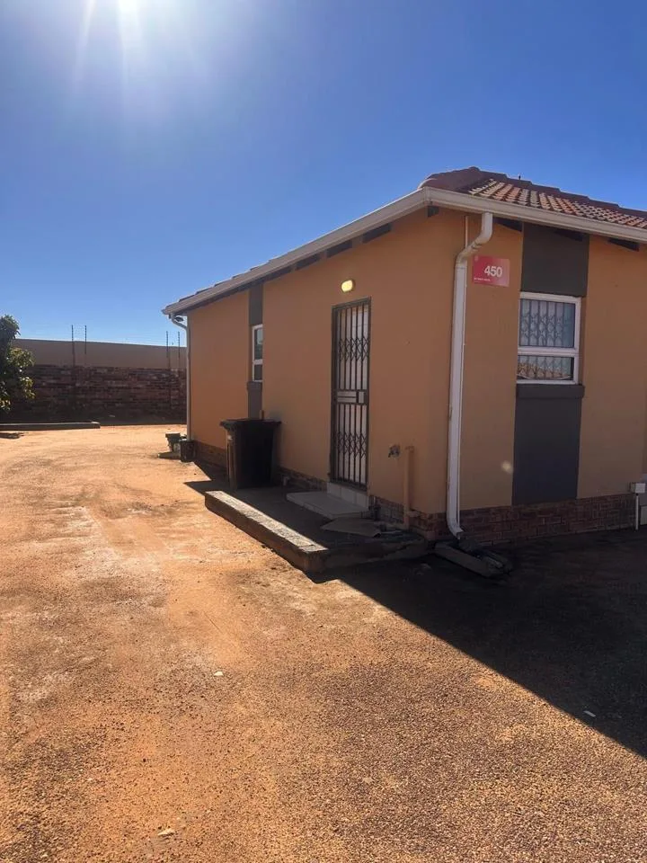 2 Bedroom House to rent in Azaadville Gardens