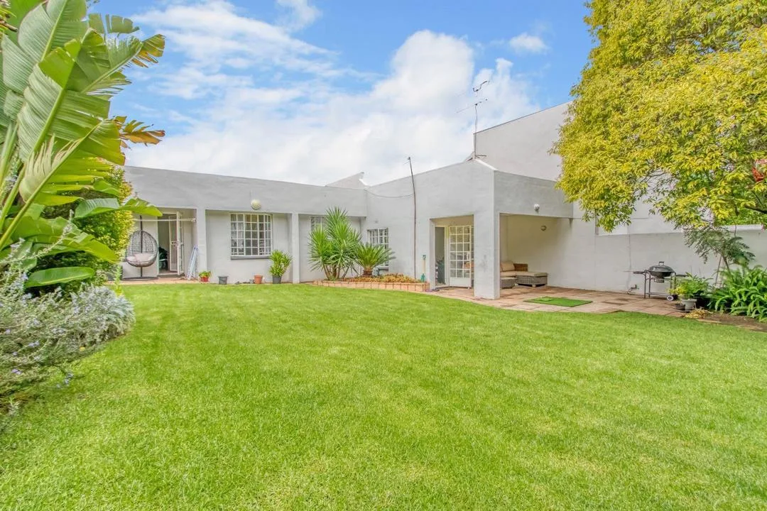 3 Bedroom Apartment / flat to rent in Bryanston