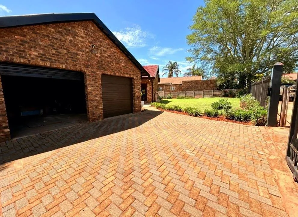3 Bedroom House to rent in The Orchards