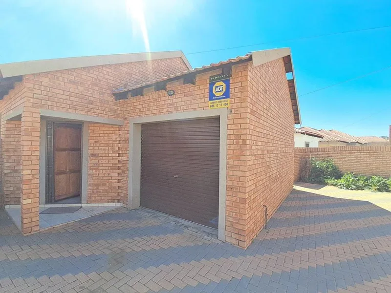 2 Bedroom Townhouse for sale in Meiringspark