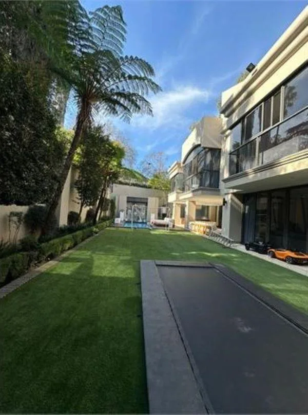 6 Bedroom House to rent in Hyde Park