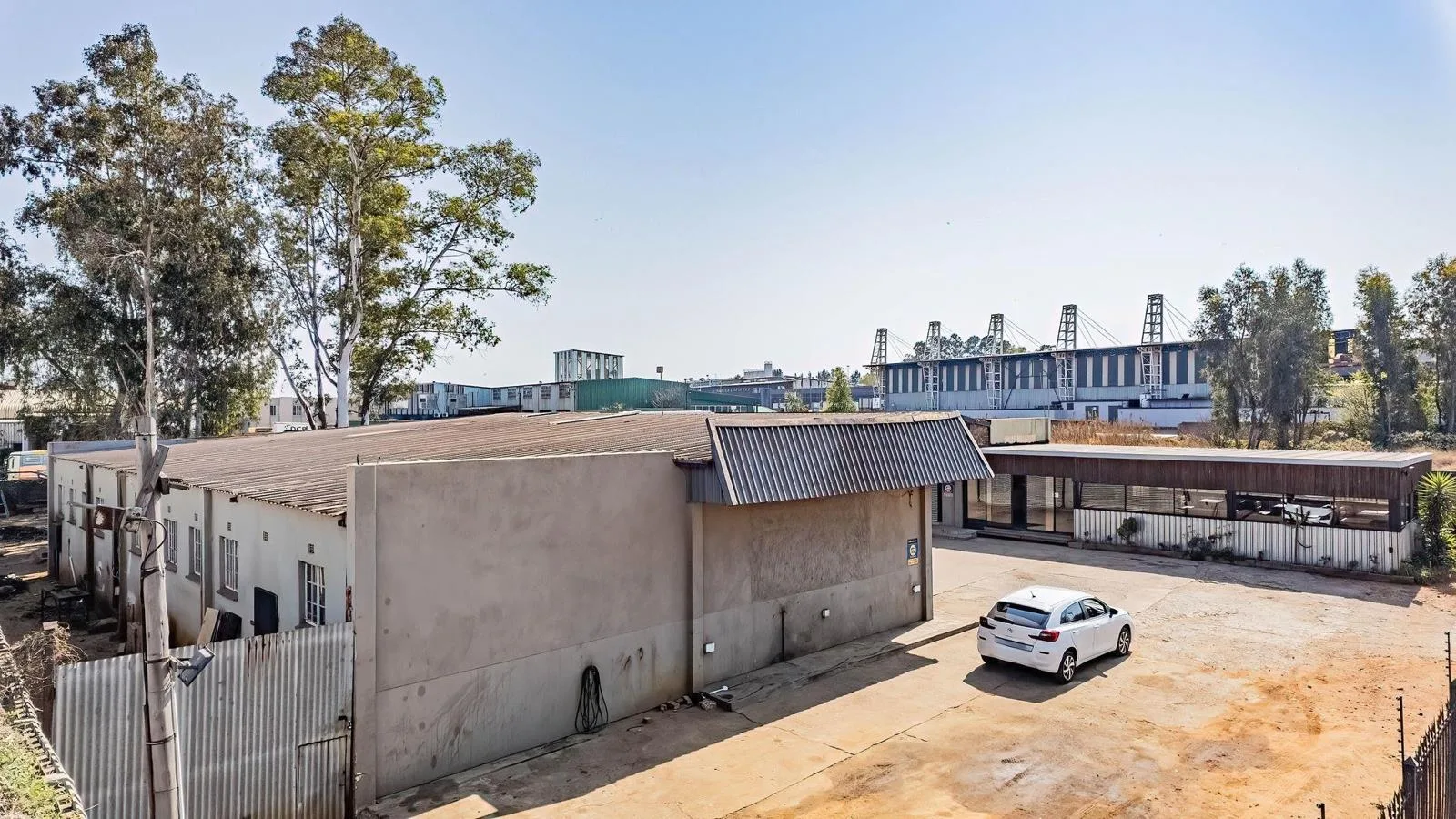 800 m² Retail Space in Clayville