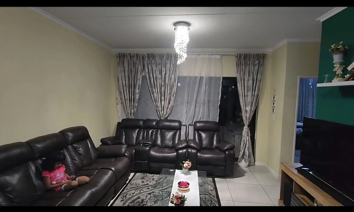 3 Bedroom Apartment / flat to rent in Greenstone Hill