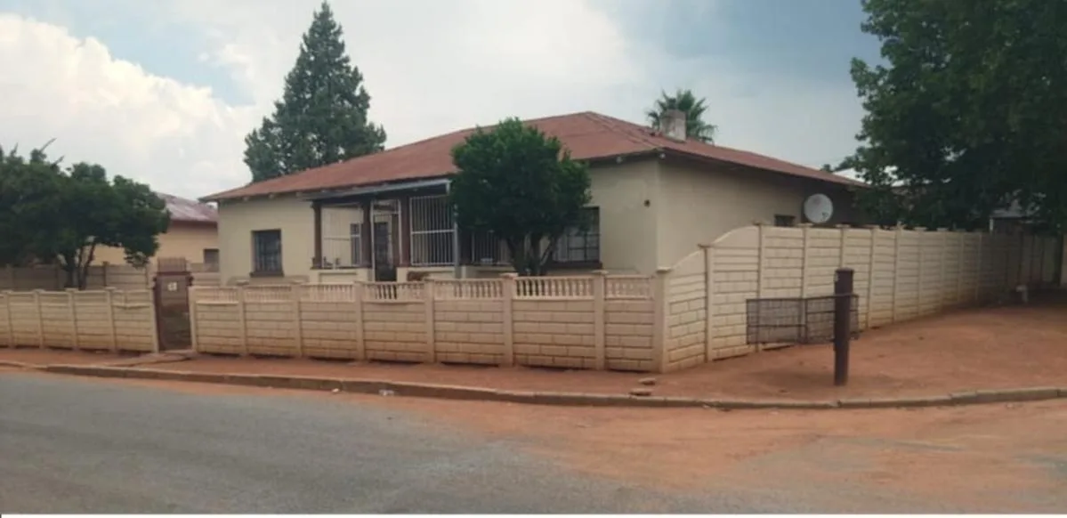 5 Bedroom House for sale in Elandsheuwel