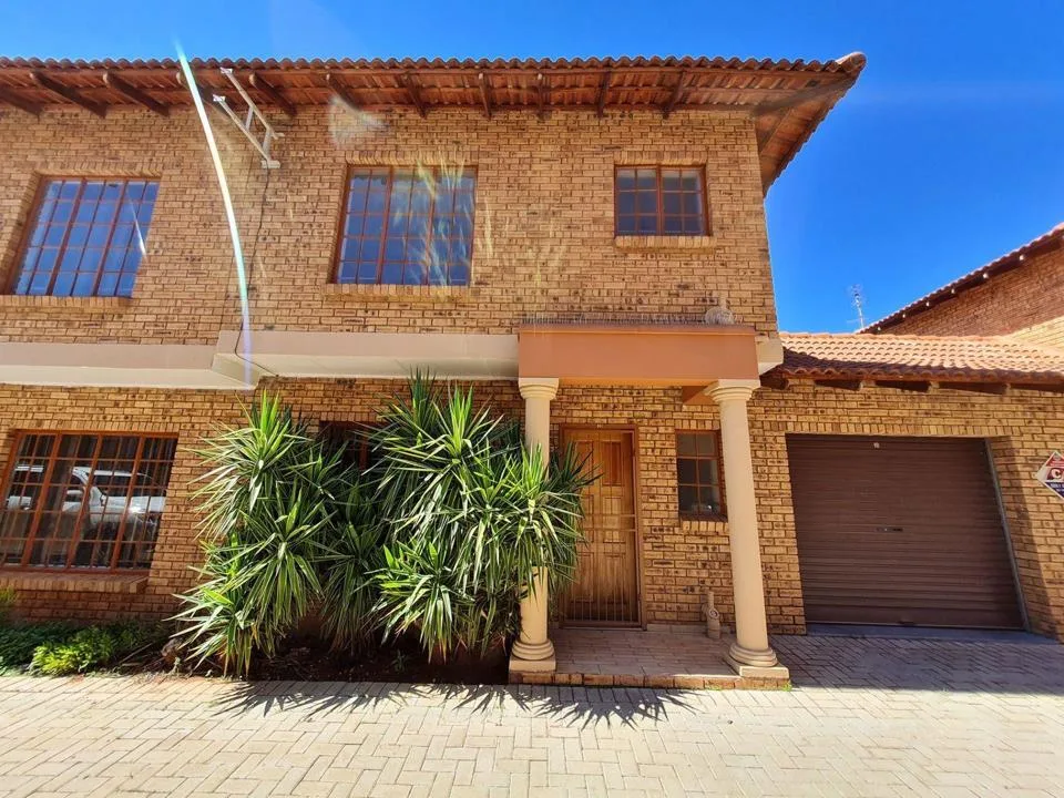 2 Bedroom Townhouse for sale in Die Bult