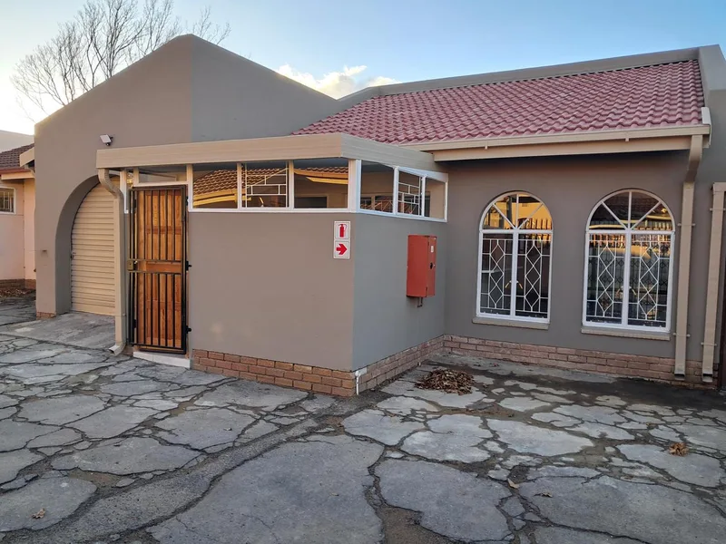 3 Bedroom Townhouse in Vanderbijlpark CE2