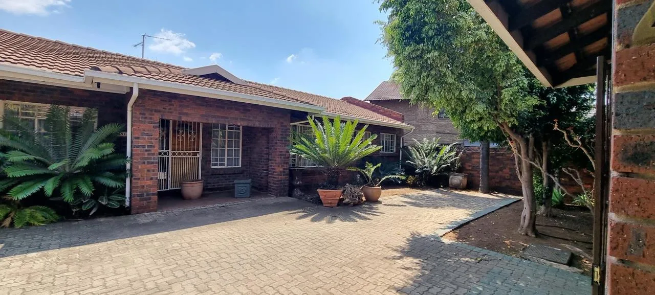 3 Bedroom Townhouse for sale in Rustenburg Central