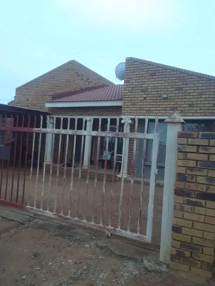 3 Bedroom House for sale in Lethlabile