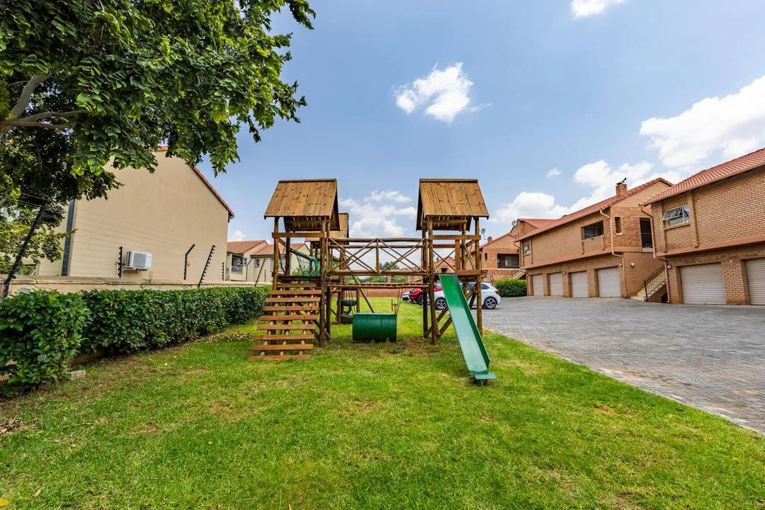 3 Bedroom Apartment / flat to rent in Shere