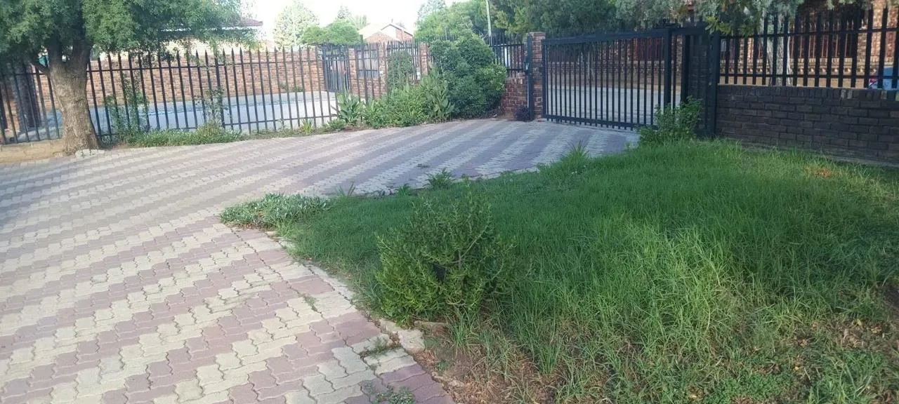 2 Bedroom House for sale in Mmabatho Unit 10
