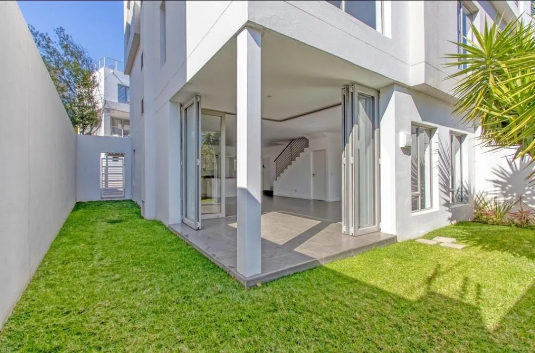 3 Bedroom Apartment / flat to rent in Bryanston West