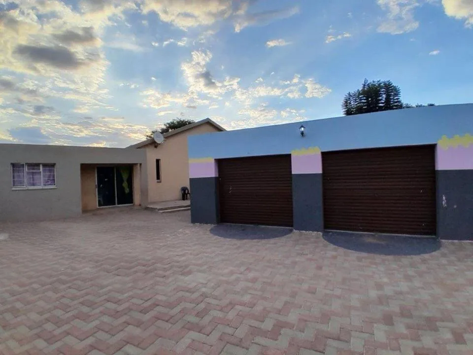 3 Bedroom House for sale in Oos Einde