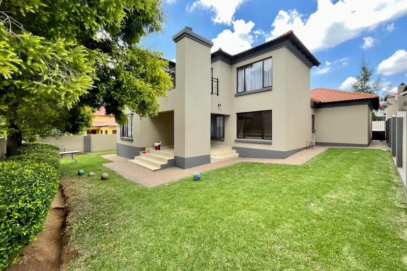 4 Bedroom House to rent in Thatchfield Close