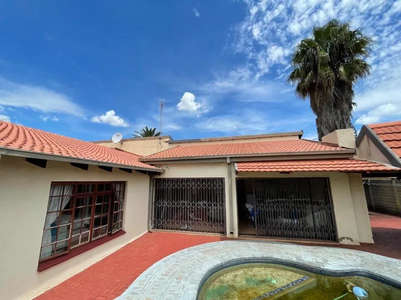 4 Bedroom House for sale in Flamwood
