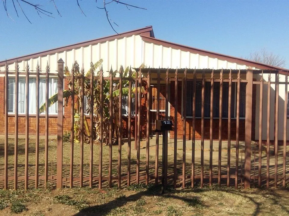 3 Bedroom House for sale in Roosheuwel