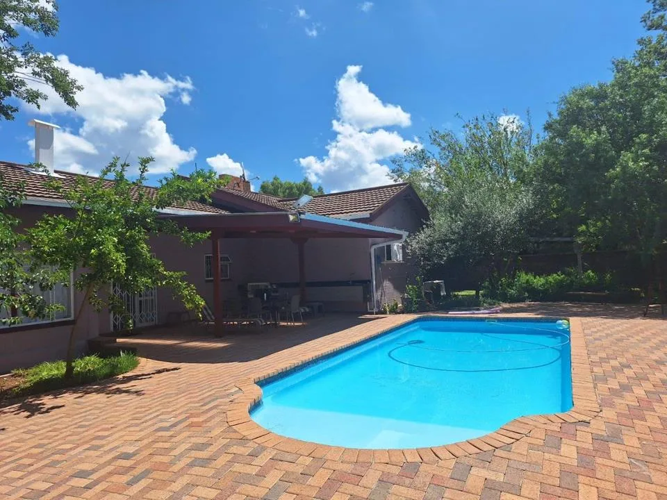 6 Bedroom House for sale in Vryburg