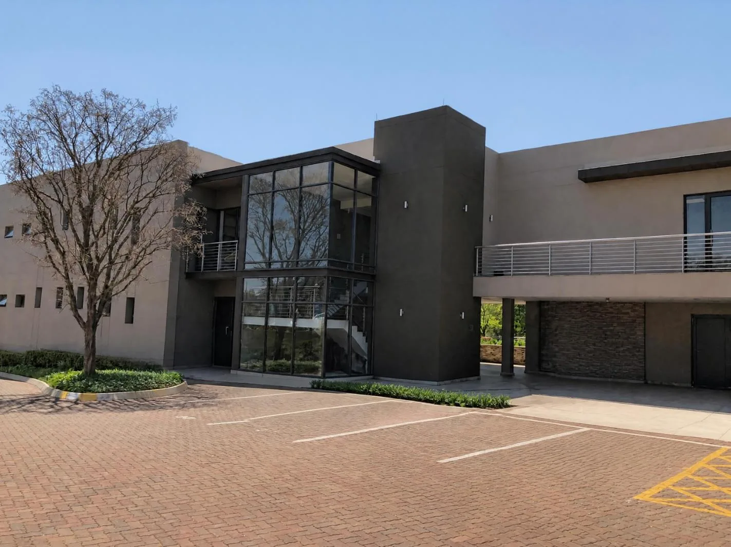 210 m² Commercial space in Fourways Gardens