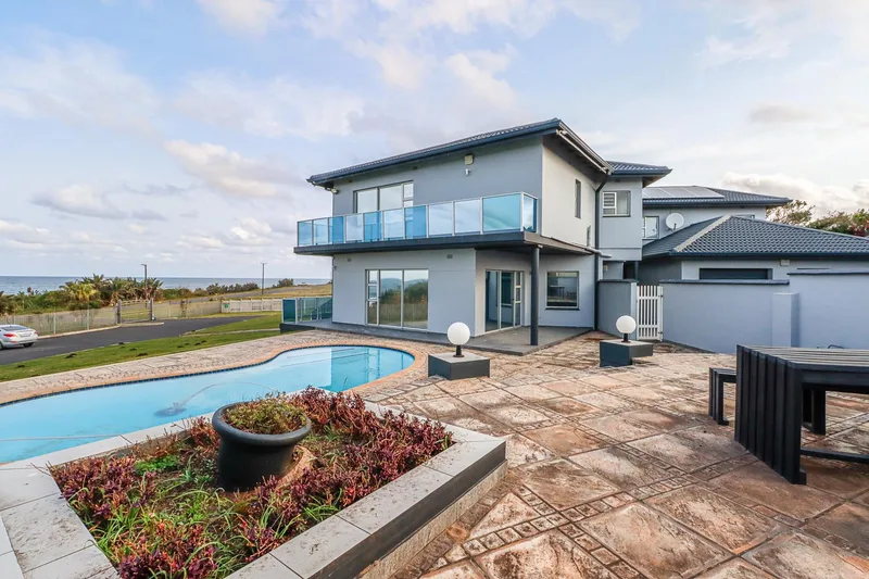 6 Bedroom House in Manaba Beach