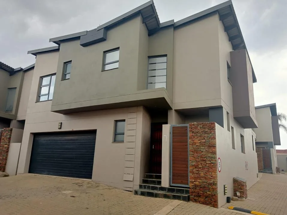 4 Bedroom Townhouse to rent in Glen Marais