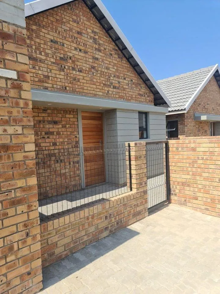 3 Bedroom Townhouse for sale in Die Bult