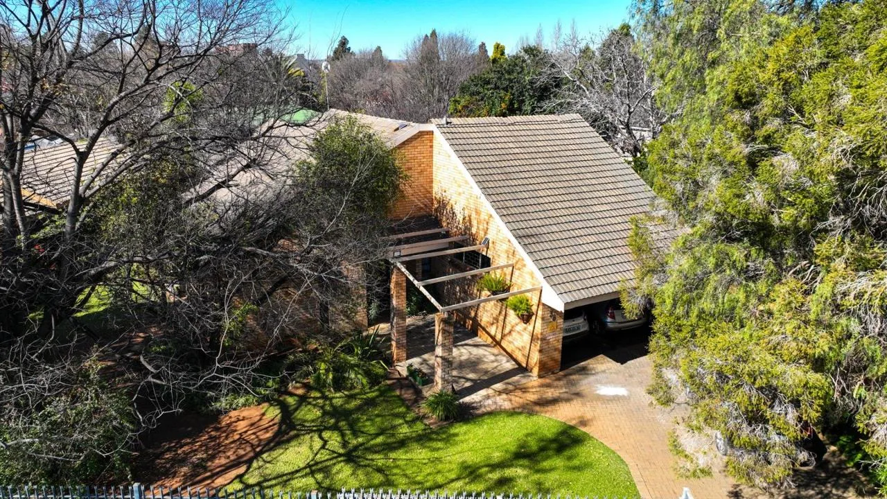4 Bedroom House for sale in Die Bult