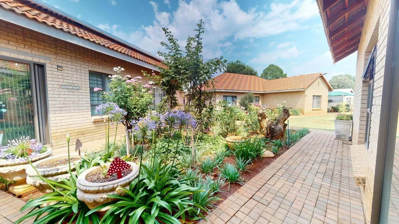17 Bedroom House for sale in Vyfhoek