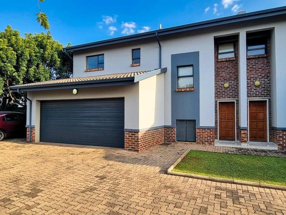 3 Bedroom Townhouse to rent in Heuwelsig Estate