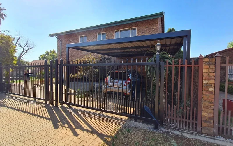 2 Bedroom Garden Cottage in Rooihuiskraal North