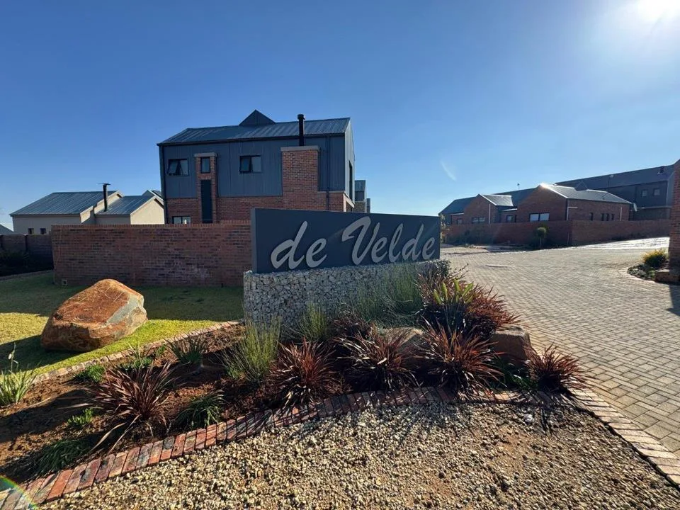3 Bedroom Townhouse for sale in De Land Estate