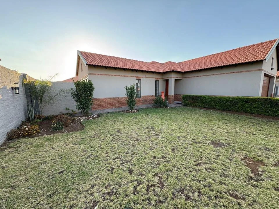 3 Bedroom House for sale in Waterkloof AH