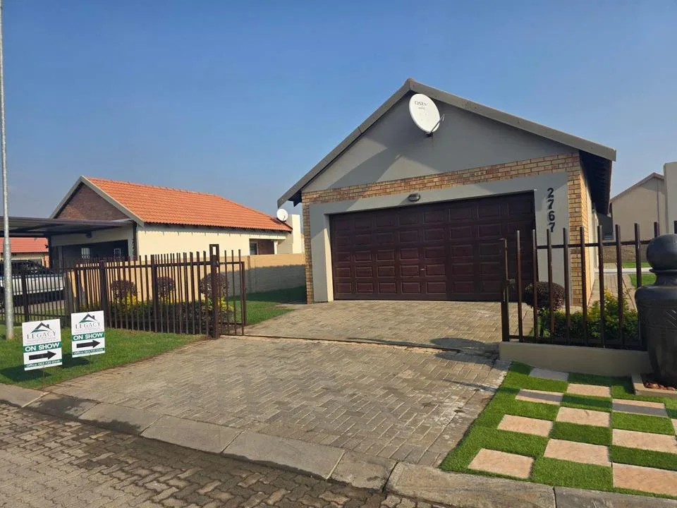 3 Bedroom Townhouse for sale in Waterkloof AH
