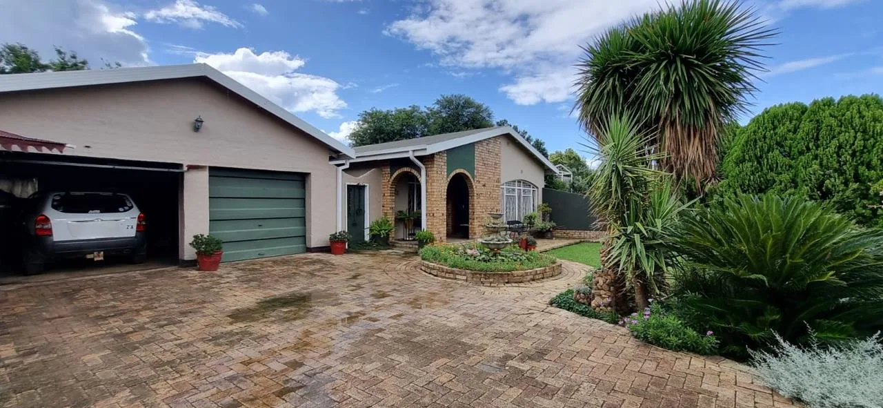 4 Bedroom House for sale in Leeudoringstad