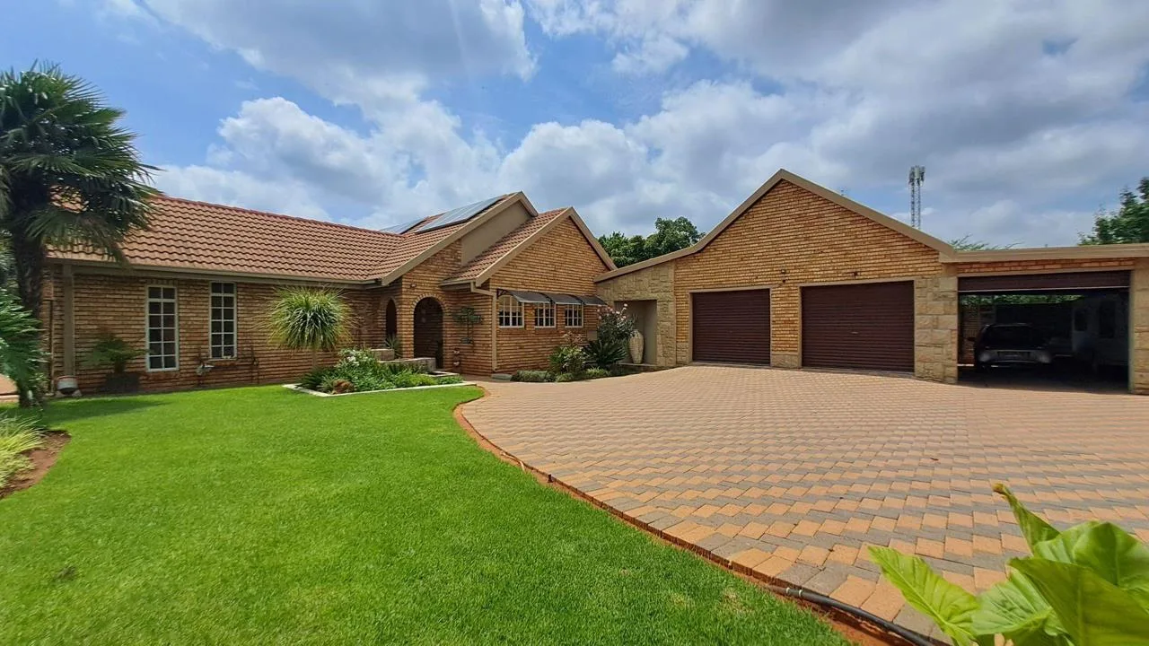 4 Bedroom House for sale in Doringkruin