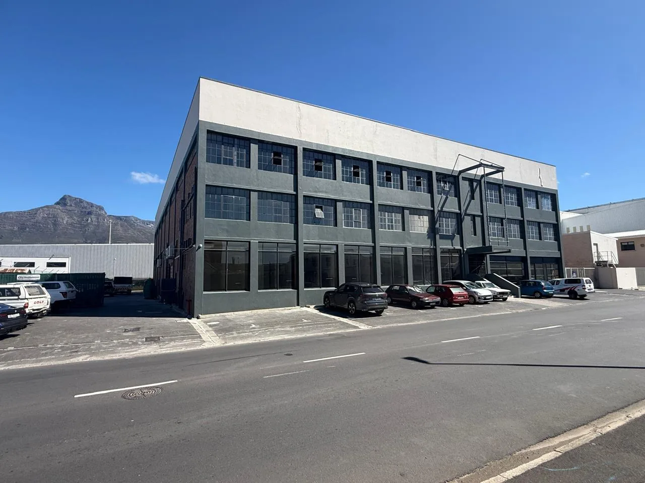 1 900 m² Commercial space in Paarden Eiland