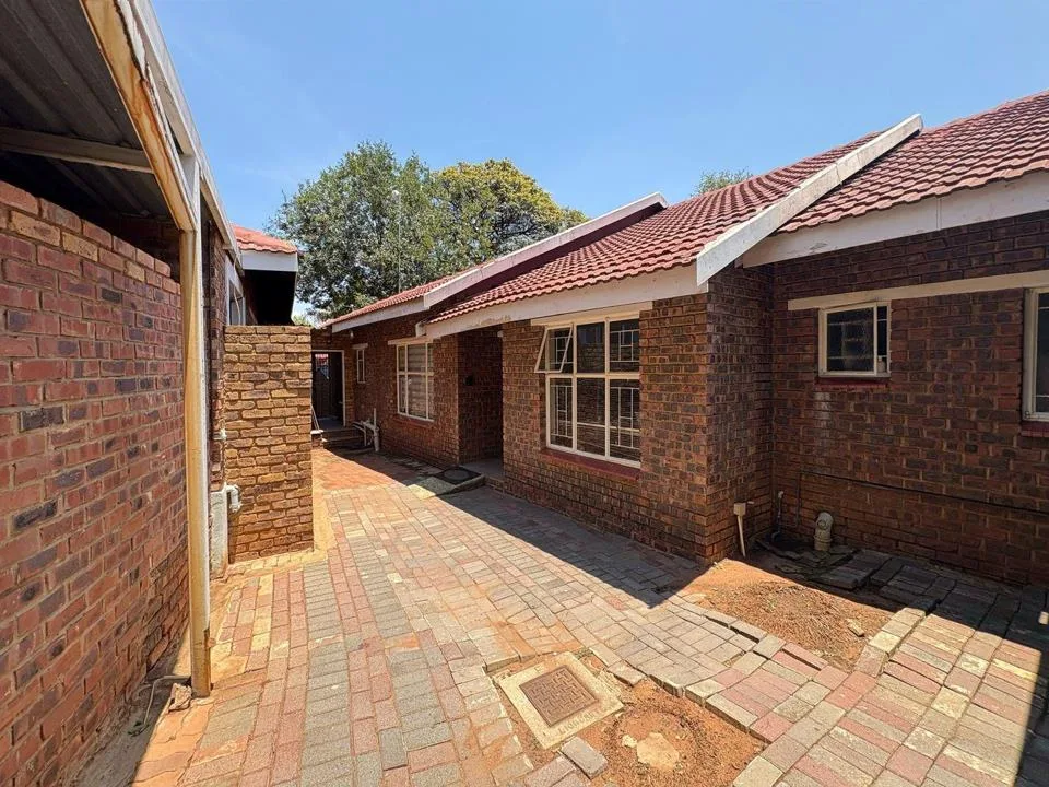 6 Bedroom House to rent in Magalieskruin