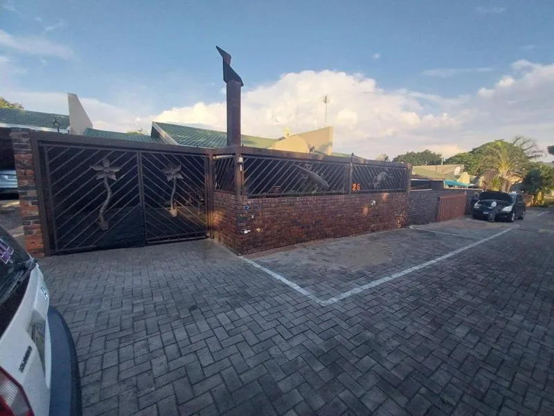 2 Bedroom Townhouse for sale in Geelhoutpark