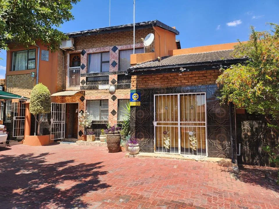 18 Bedroom House for sale in Bo-dorp