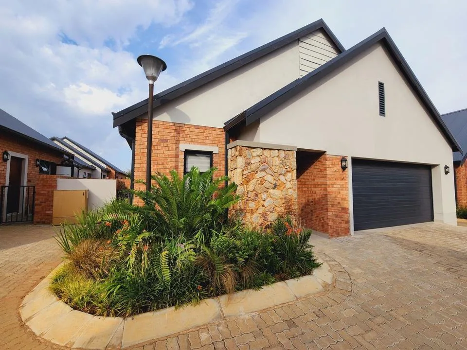 3 Bedroom Townhouse for sale in De Land Estate