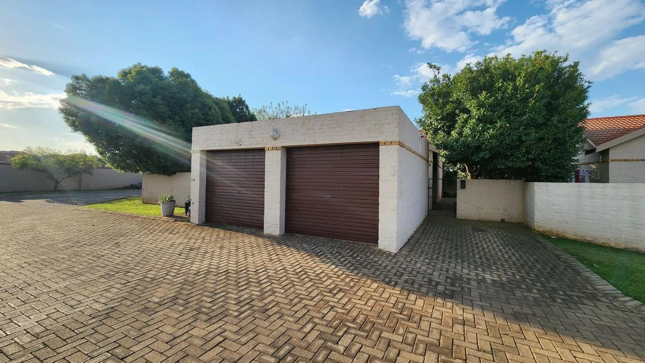 3 Bedroom Townhouse to rent in Heuwelsig Estate