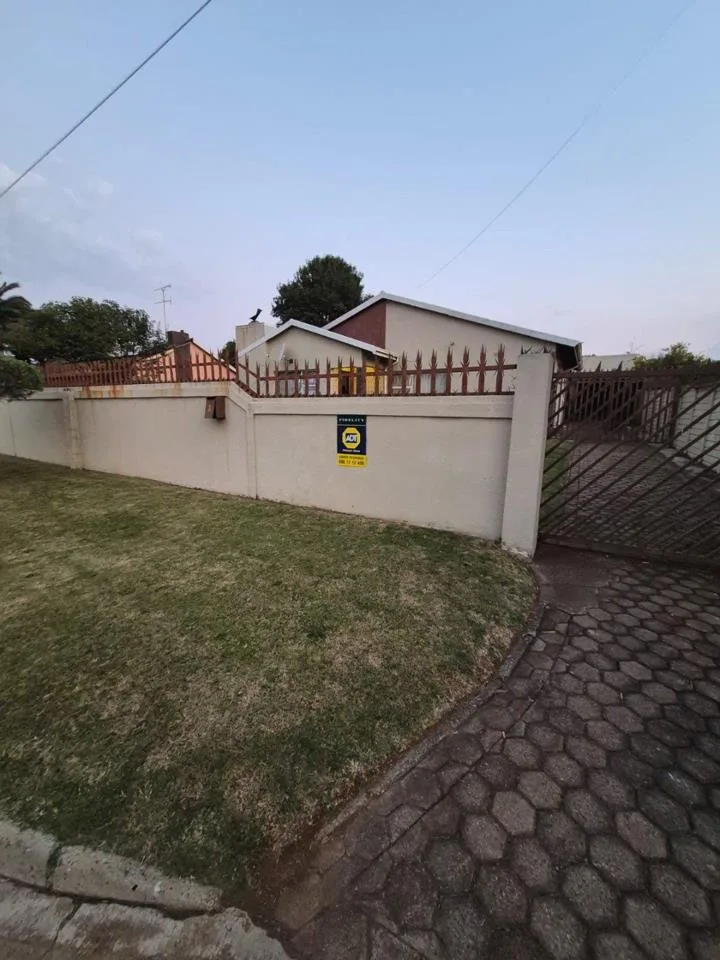 2 Bedroom House to rent in Florida Lake