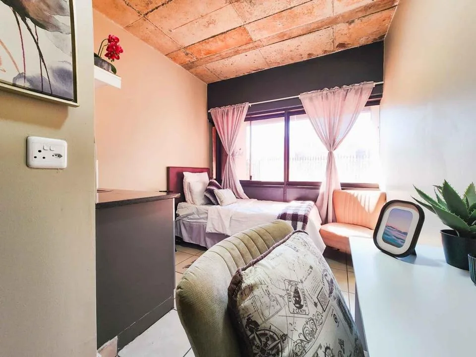 0.5 Bedroom Apartment / flat to rent in Johannesburg Central