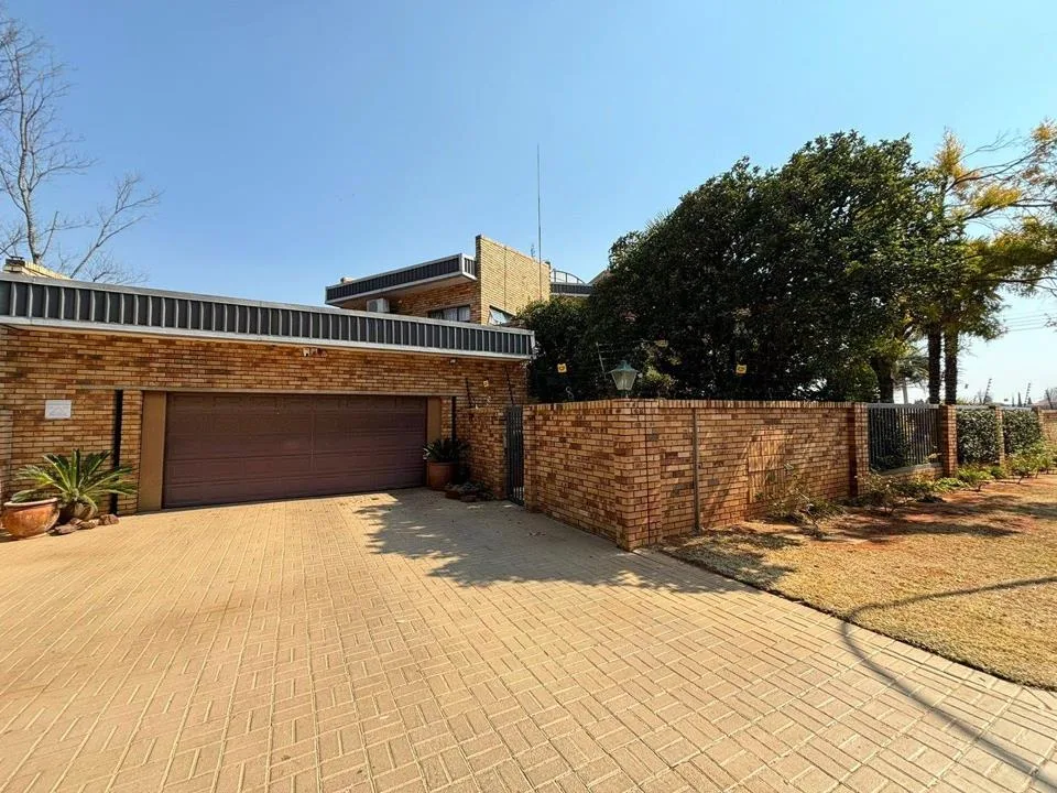6 Bedroom House for sale in Van Der Hoff Park